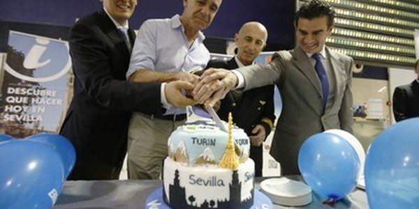 (05/06/2017) El aeropuerto de San Pablo bautiza el vuelo de Blue Air con Turín, que refuerza la posición del destino Sevilla en Italia (05/06/2017) El aeropuerto de San Pablo bautiza el vuelo de Blue Air con Turín, que refuerza la posición del destino Sevilla en Italia