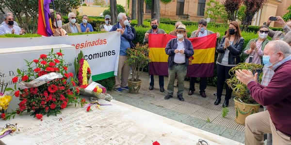 El Ayuntamiento conmemora el 90 aniversario de la II República con una ofrenda floral en la tumba de Diego Martínez Barrio