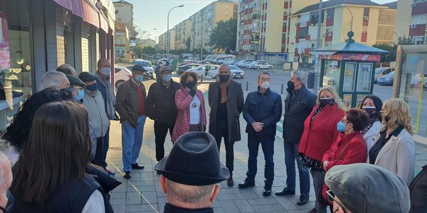 El Ayuntamiento ejecuta una nueva inversión de pavimentación en Alcosa para reparar la zona de aparcamiento y la calzada de la calle Jesús del Divino Perdón