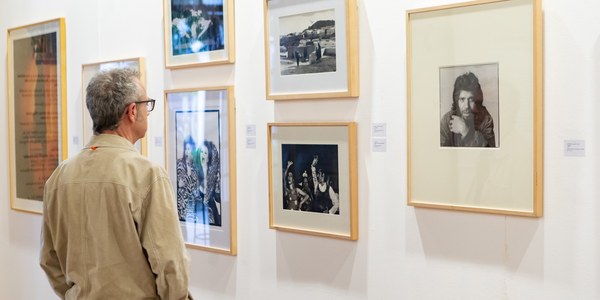 El artista Pablo Sycet realiza este jueves una visita guiada a la exposición ‘Olontia, una mirada particular’ que acoge hasta el 28 de mayo el Espacio Santa Clara