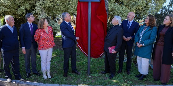 El alcalde inaugura la rotulación de la rotonda dedicada a Luis de Lezama
