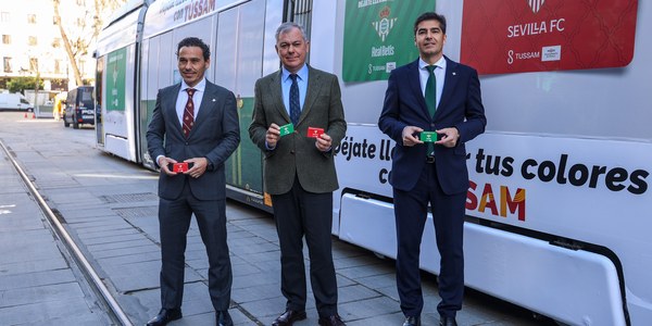 El Ayuntamiento lanza la campaña ‘Déjate llevar por tus colores, Déjate llevar por Tussam’ con una edición especial de tarjetas multiviajes del Sevilla FC y el Real Betis