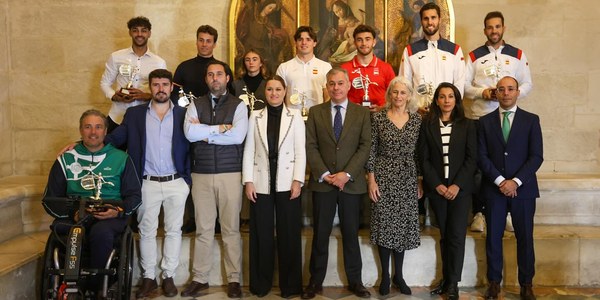 El Ayuntamiento reconoce a los deportistas del Club Náutico Sevilla más laureados en 2023