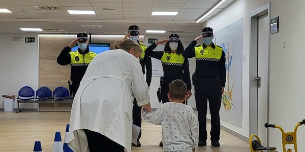 Los agentes tutores de la Policía Local visitan por primera vez a los niños del Hospital Virgen Macarena