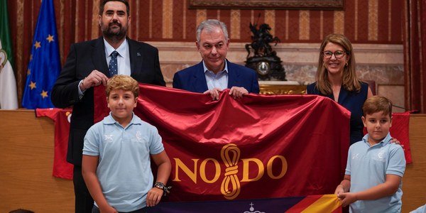 El alcalde de Sevilla, José Luis Sanz, recibe a la cantera del Real Ciencias Rugby Sevilla y destaca que "la formación en deporte y valores de equipo es una prioridad"