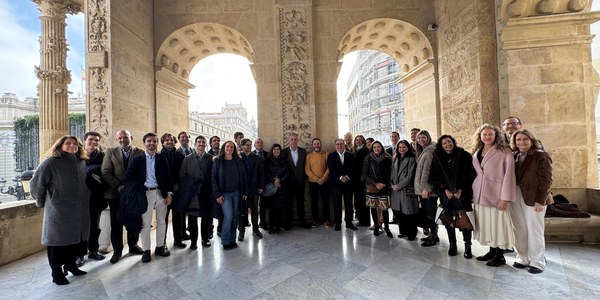 El alcalde de Sevilla mantiene un encuentro con sevillanos residentes en Bruselas para felicitarles las fiestas y reforzar la red de talento sevillano en Europa