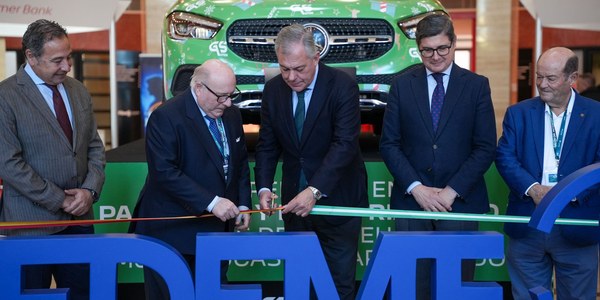El alcalde Sanz inaugura la XV edición del Salón del Motor en Fibes, referente nacional del sector de la automoción con más de 3000 vehículos en exposición