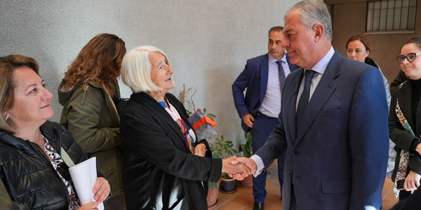 El alcalde Sanz visita comunidad de vecinos de San Jerónimo donde se van a renovar 10 ascensores