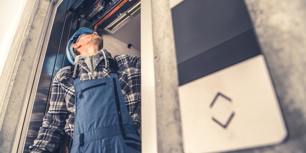 El Ayuntamiento aprueba la mayor inversión de la historia para la instalación de ascensores, una subvención que cuenta con 10 millones de euros