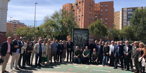 El Ayuntamiento homenajea a los fotógrafos de la Semana Santa de Sevilla con una exposición que recorre toda la ciudad