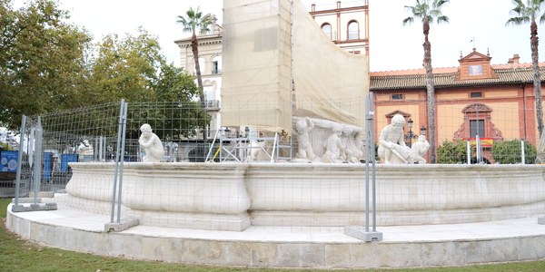 El Ayuntamiento restaura la Fuente de Hispalis de la Puerta de Jerez tras diez años sin intervenciones