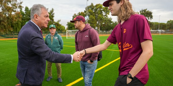 El Gobierno de Sanz avanza en su plan de renovación de césped artificiales que forma parte de los más de 15 millones invertidos en centros deportivos en dos años
