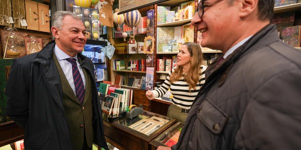 El Gobierno de Sanz pone en marcha el martes 16 la campaña de Navidad y rebajas de BonoSevilla con la venta de 57 500 bonos para impulsar el comercio local