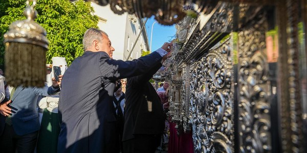 El alcalde destaca a las Hermandades de Vísperas como elementos fundamentales de sus barrios en este Sábado de Pasión esplendoroso de cofradías