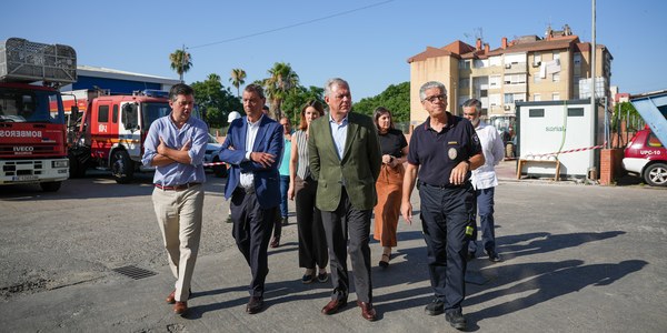 El alcalde destaca la inversión de 1,5 millones euros para renovar los parques de bomberos en una visita a las obras del edificio del Polígono Sur