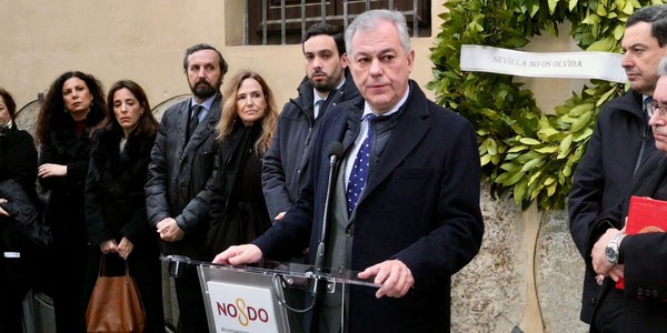 El alcalde ha señalado que Alberto y Ascen murieron asesinados por ETA por defender nuestro Estado de Derecho, nuestra Constitución, nuestra democracia, pero sobre todo nuestra libertad