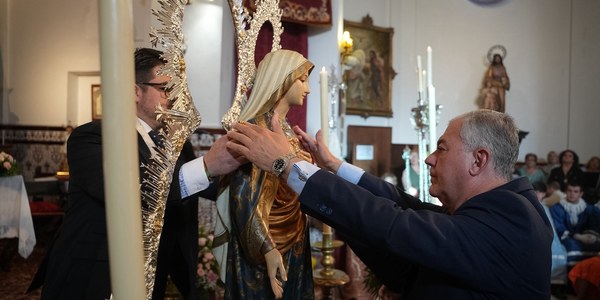 El alcalde impone la Medalla de la Ciudad al Inmaculado Corazón de María de Torreblanca tras el reconocimiento a la Hermandad el día De San Fernando