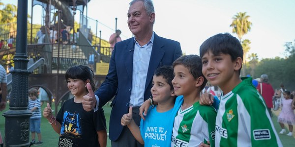 El alcalde inaugura junto a miles de sevillanos la Ciudad de los Niños, el nuevo gran parque infantil del Prado de San Sebastián