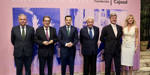 El alcalde Sanz asiste a la apertura del ciclo de conferencias del centenario de Cayetana de Alba en la Fundación Cajasol