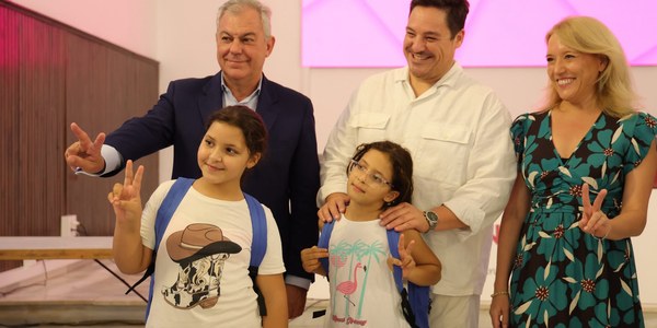 El alcalde Sanz entrega las mochilas del programa ‘Equípate’ "para que ningún niño de Sevilla comience el curso sin el material escolar necesario para aprender"