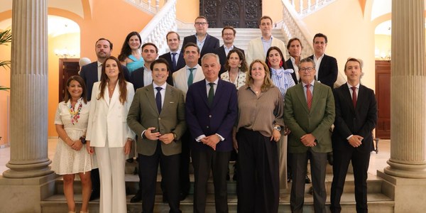 El alcalde Sanz recibe en el Ayuntamiento a la nueva junta directiva de ASET y reafirma el compromiso municipal con el sector turístico