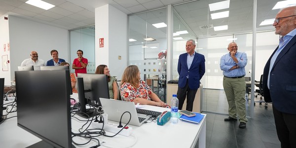 El alcalde Sanz resalta la expansión de Teknei en Sevilla como motor de empleo tecnológico de alta cualificación