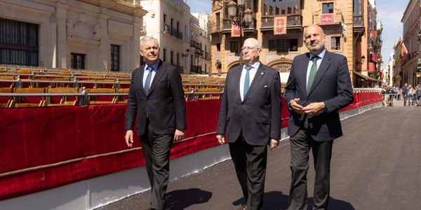 El alcalde Sanz visita los palcos de la Plaza de San Francisco en el tradicional recorrido de Viernes de Dolores