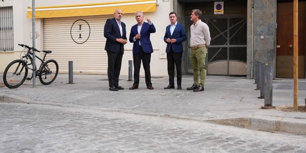 El alcalde supervisa el resultado final de las obras de mejora de la calle Castilla, una actuación que ha permitido recuperar el adoquín histórico de Gerena de esta emblemática vía de Triana tras décadas sin intervenciones