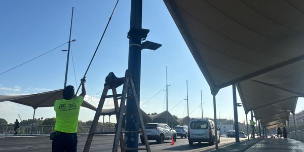 El Ayuntamiento comienza los trabajos de renovación de los toldos del puente del Cachorro más de tres décadas después de su instalación