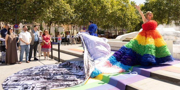 El Ayuntamiento homenajea a las pioneras del activismo LGTBIQ+ con una performance del diseñador José Perea