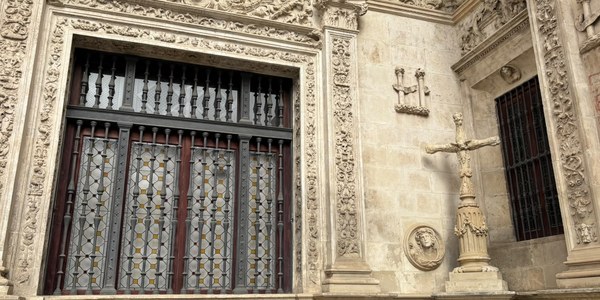 El Ayuntamiento licita las obras de restauración de las rejas, carpinterías y vidrieras de la Casa Consistorial