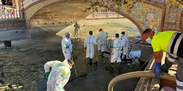 El Ayuntamiento realiza actuaciones de mantenimiento en la ría de la Plaza de España