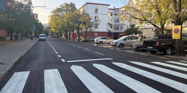El Ayuntamiento reasfalta Sierra Vicaria, una de las principales vías de entrada y salida al barrio del Tiro de Línea