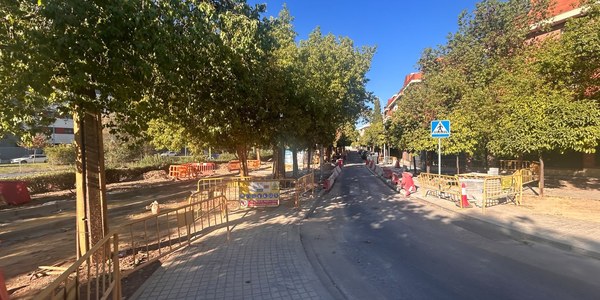 El Ayuntamiento reurbaniza la calle Castillo de las Aguzaderas para mejorar el acceso peatonal a la carretera de Su Eminencia