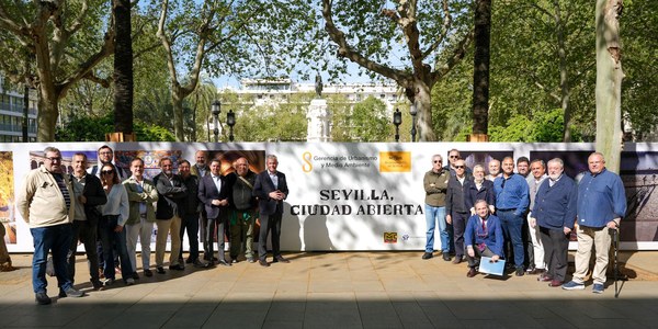 El Ayuntamiento transforma el cajón de obra de Plaza Nueva en una galería fotográfica de Sevilla