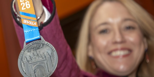 El diseño de la medalla de la Media Maratón de Sevilla 2026 que en la presente edición está inspirada en el arco de la Macarena