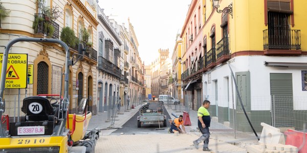 Emasesa avanza en las obras de renovación de las redes de la calle Trajano y abrirá al tráfico el primer tramo el 19 de octubre