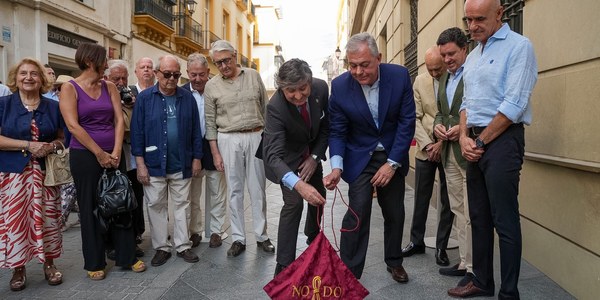 José Luis Sanz inaugura la placa dedicada a Luis Cernuda en el Paseo de los Poetas de la Generación del 27