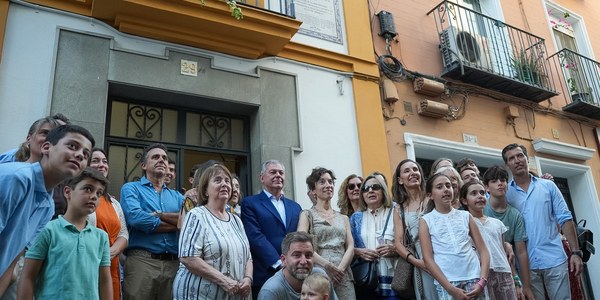 José Luis Sanz reivindica el legado de Aníbal González a Sevilla en el 150 aniversario de su nacimiento con la colocación de un azulejo conmemorativo en su casa natal
