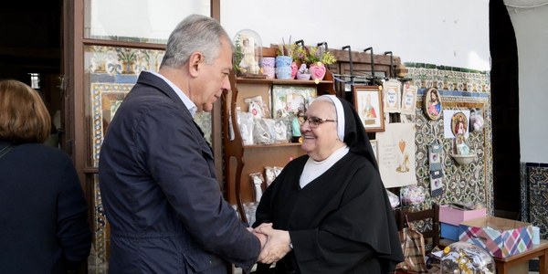 José Luis Sanz visita la exposición solidaria ‘De Corazón’, que reúne 300 obras para contribuir a la conservación del Convento de San Leandro