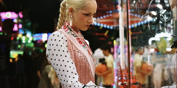 La exposición fotográfica ‘Periferia’ pone el foco en lo cotidiano y lo invisible de la Feria de Sevilla en Casa Fabiola