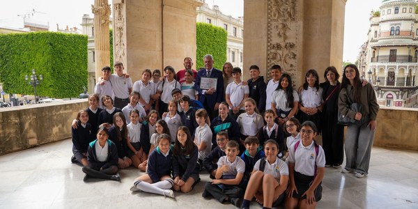 El alcalde recibe el agradecimiento de los alumnos del Ruiz Elías por las mejoras realizadas en el Parque Estoril