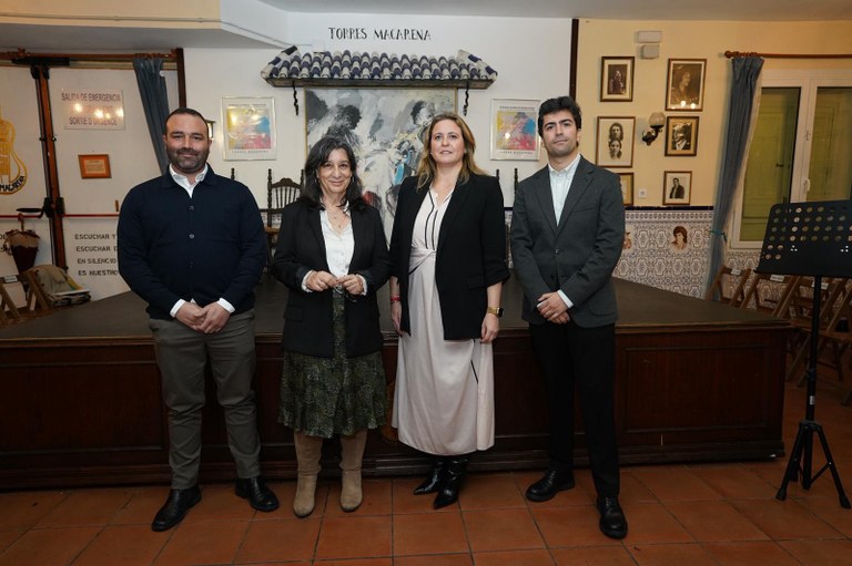 Angie Moreno, delegada de Cultura junto a Luis Ybarra, responsable del programa Promoción del Flamenco.jpg