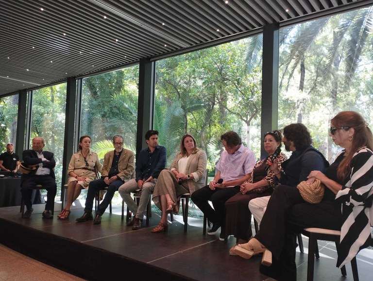 De izquierda a derecha. Manolo Marín, Ana María Bueno, Rafael Riqueni, Luis Ybarra, Angie Moreno, Dorantes, Aurora Vargas, Antonio Reyes y Juana Amaya.jpg De izquierda a derecha. Manolo Marín, Ana María Bueno, Rafael Riqueni, Luis Ybarra, Angie Moreno, Dorantes, Aurora Vargas, Antonio Reyes y Juana Amaya.jpg