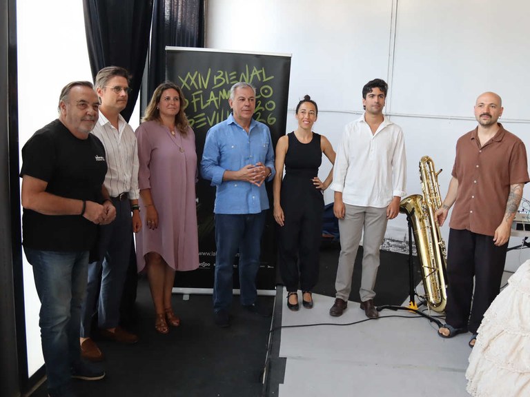 El alcalde José Luis Sanz junto a la delegada de Cultura, Angie Moreno_ el director general de Cultura, Federico Jaime y Luis Ybarra, director de la Bienal con Ana Morales y artistas de su espectáculo