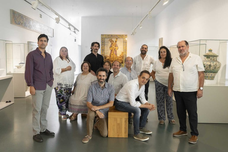 El director de la Bienal de Flamenco, Luis Ybarra con miembros del jurado.jpg El director de la Bienal de Flamenco, Luis Ybarra con miembros del jurado.jpg