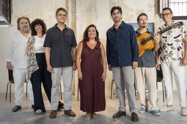 El director de la Bienal de Flamenco, Luis Ybarra en un momento del acto junto a artistas y representantes directivos de ICAS.jpg