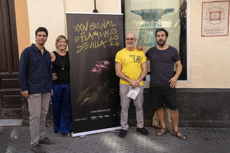 El director de la Bienal, Luis Ybarra con Emma Camarero de la Universidad Loyola, Rafael Iglesias y Patricio Hidalgo.JPG El director de la Bienal, Luis Ybarra con Emma Camarero de la Universidad Loyola, Rafael Iglesias y Patricio Hidalgo.JPG