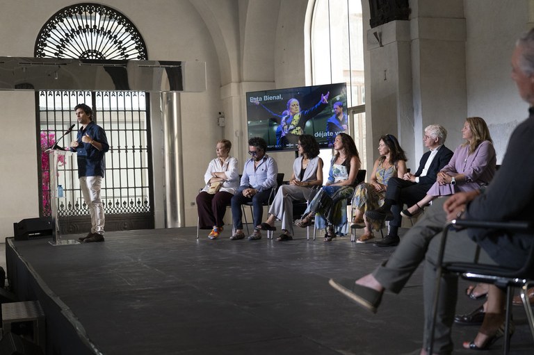 El director de la Bienal, Luis Ybarra presentando todas las actividades.JPG