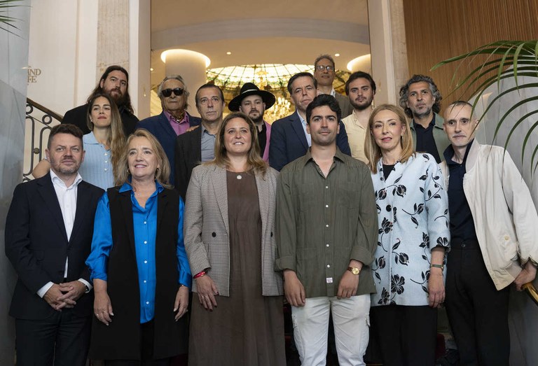 El Mundo por montera artistas representantes institucionales y director de la Bienal.jpg